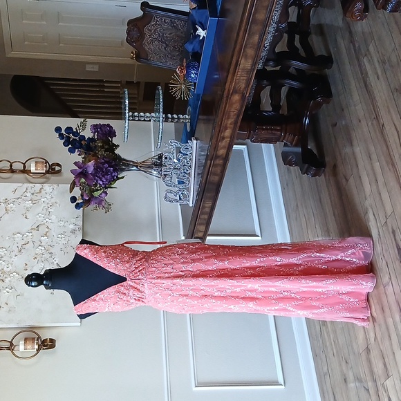 New Mac Duggal Coral Embellished Floor-length Gown. Size 8 - Picture 3 of 17